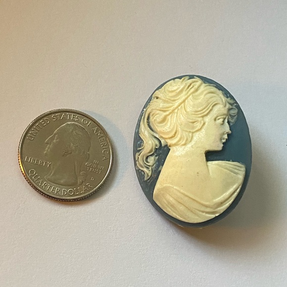 Vintage Blue and Cream Lady Cameo Brooch Resin Cameo - Picture 2 of 4